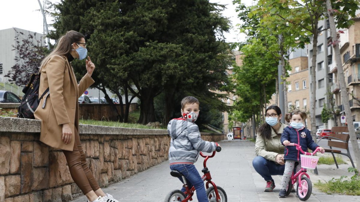 Adults i menors amb mascaretes pel carrer a Lleida.