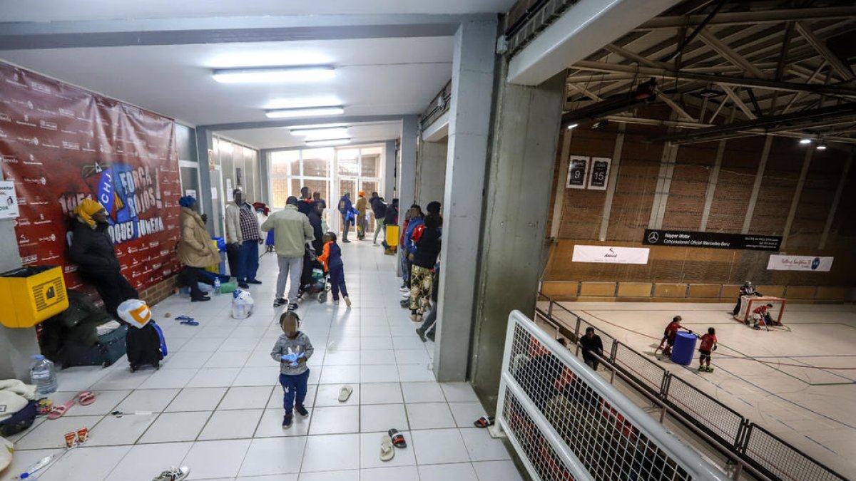 Alguns afectats, al pavelló municipal abans de ser traslladats a La Manreana per passar-hi la nit.