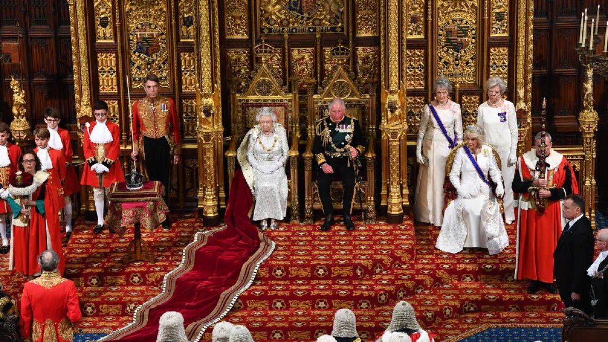 La reina Isabel II al costat del príncep de Gal·les i la duquessa de Cornwal ahir a Westminster.