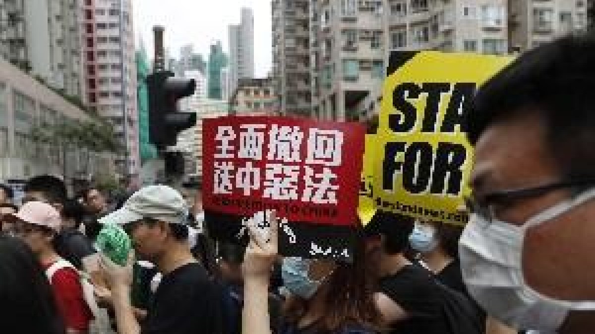 Miles de profesores marchan en Hong Kong para 