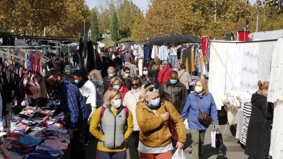 Imatge del mercadillo del Camp d’Esports de Lleida ahir.