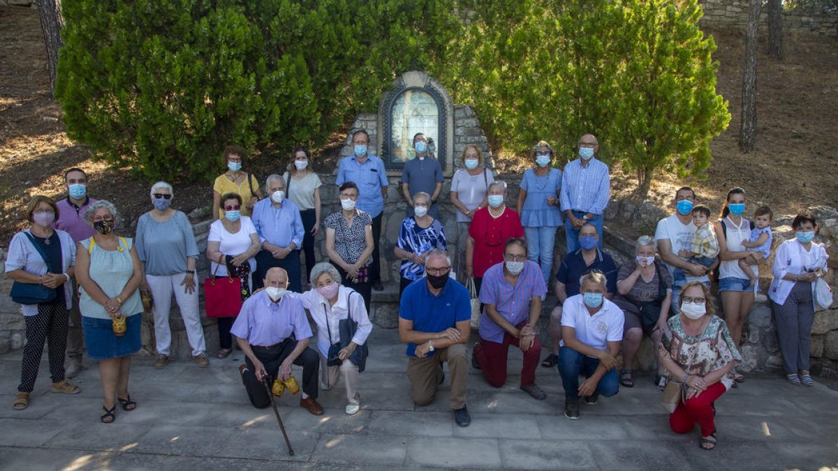 Nombrosos fidels, tots amb mascareta, van celebrar ahir la tradicional festivitat de Sant Magí al parc de Sant Eloi de Tàrrega.