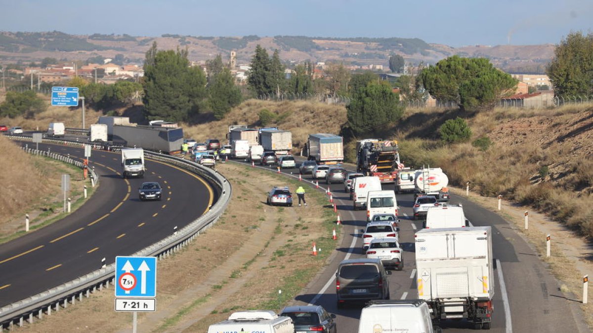 Cues de dos quilòmetres a l'A-2 a Lleida al fer la tisora un camió