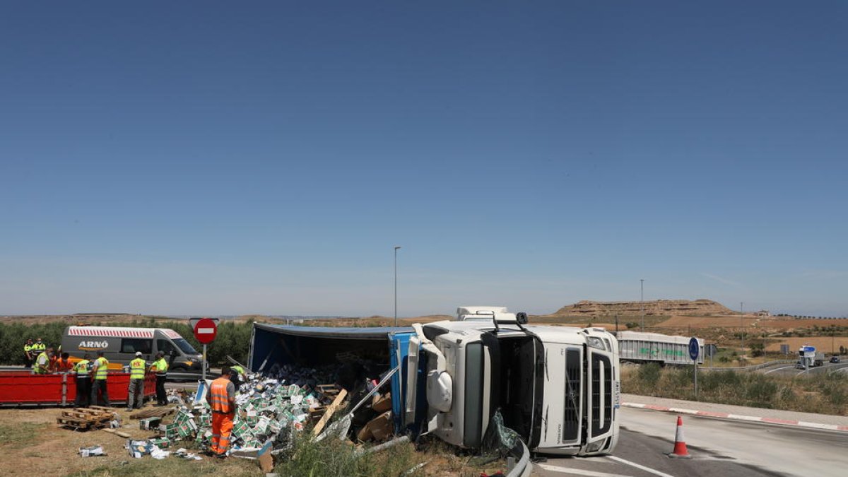 Bolca un tràiler a la rotonda d'Alfés i el conductor resulta il·lès