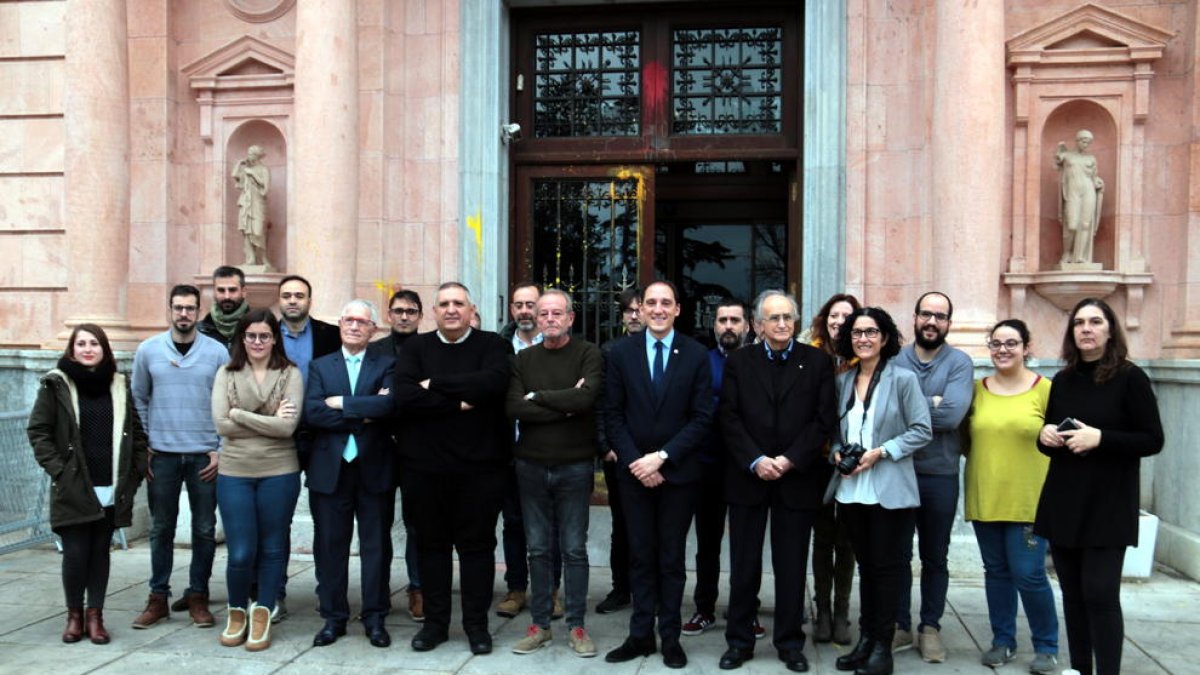 Foto de familia del subdelegado del Gobierno español en Lleida, José Crespín, y representantes de los medios de comunicación.