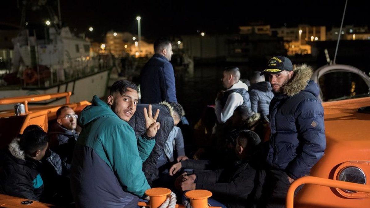 Las personas rescatadas a su llegada al puerto de Motril la noche del jueves.