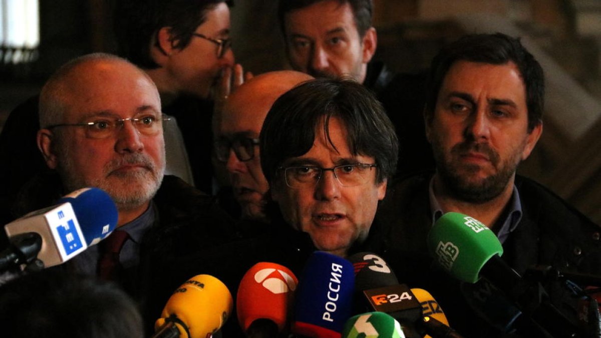 Carles Puigdemont, Toni Comín y Lluís Puig después de comparecer ante la justicia belga en la Chambre du Conseil.