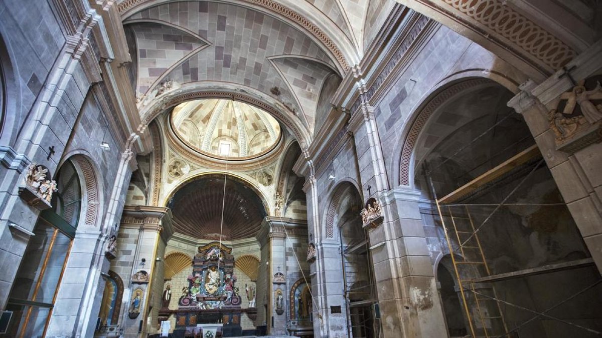 L’interior de l’església de Sant Salvador de Tarroja de Segarra.