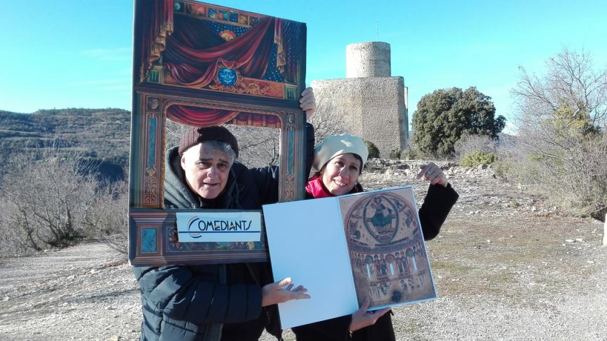 Imatge promocional d’actors de la companyia Comediants, amb el castell de Mur al fons.