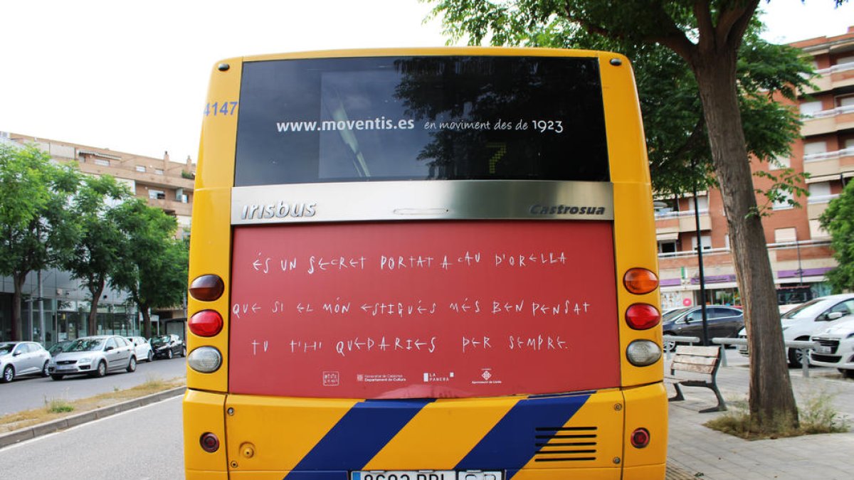 Un dels missatges poètics de Titilamel en un bus de Lleida.