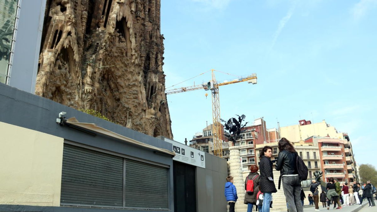 La Sagrada Família cerrada y con su construcción detenida por el coronavirus, ayer.
