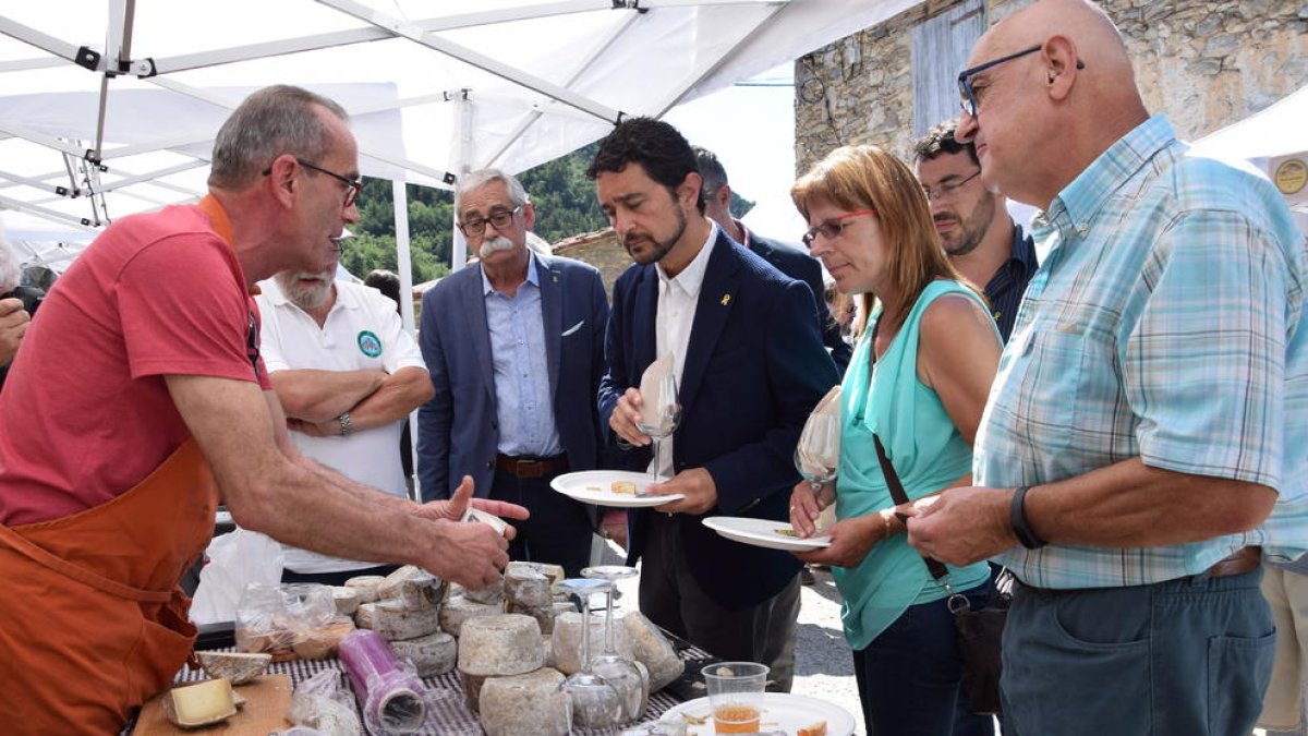 El conseller de Territorio, Damià Calvet (en el centro), ayer en una de las paradas de la feria de Carcolze. 