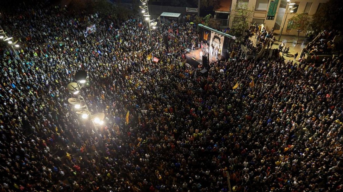 Centenars de persones es concentren a la plaça 1 d’octubre de Girona en protesta per la condemna als líders del procés.