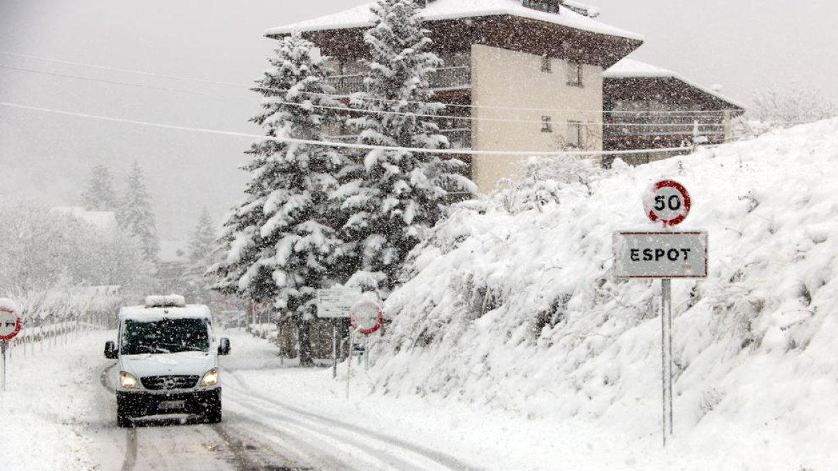 La entrada a Espot, en el Pallars Sobirà, este jueves.