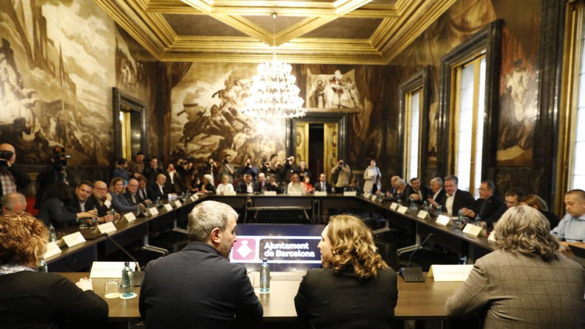 Reunión de las autoridades barcelonas con los agentes económicos y sociales de Barcelona, ayer. 