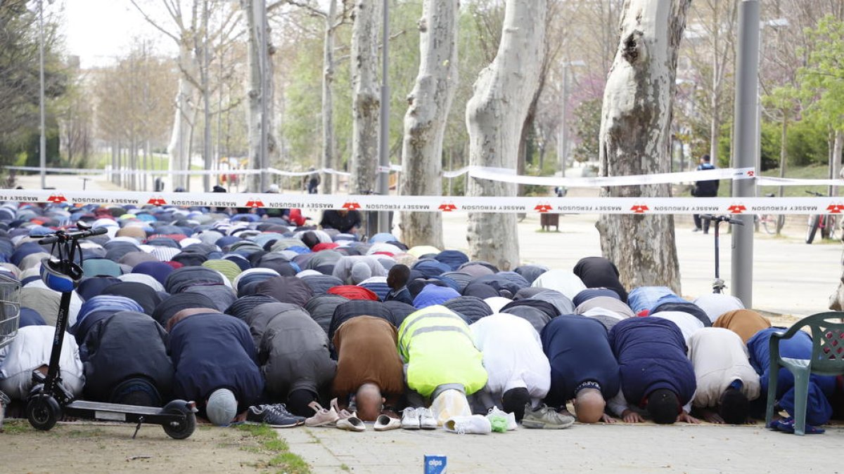 Els musulmans resen fora i dins del Palau de Vidre en dos grups
