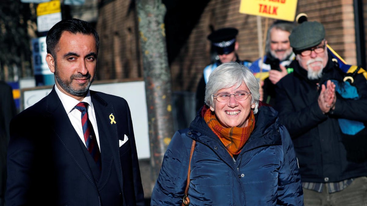 L'exconsellera d'Educació, Clara Ponsati, i l'advocat Aamer Anwar arriben a la seu de la policia d'Edimburg aquest dijous.