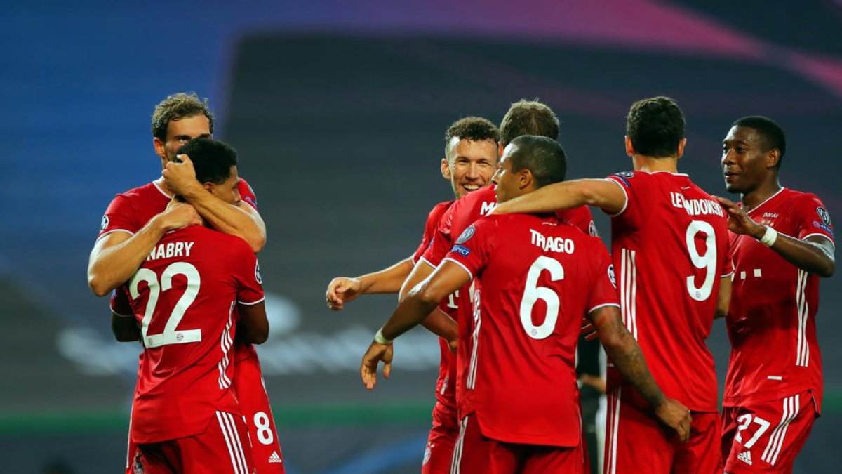 Els jugadors del Bayern celebren el primer gol de Gnabry contra el Lió.