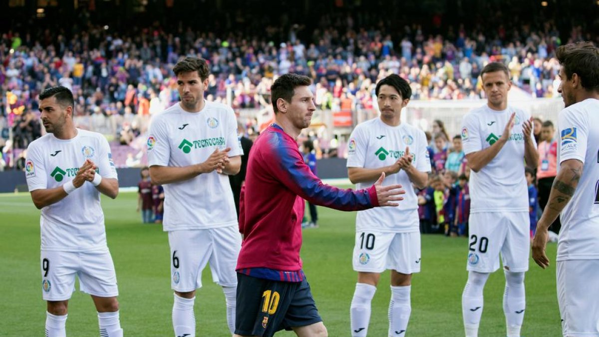 Los jugadores del Getafe hicieron el pasillo al Barça como campeón de Liga.