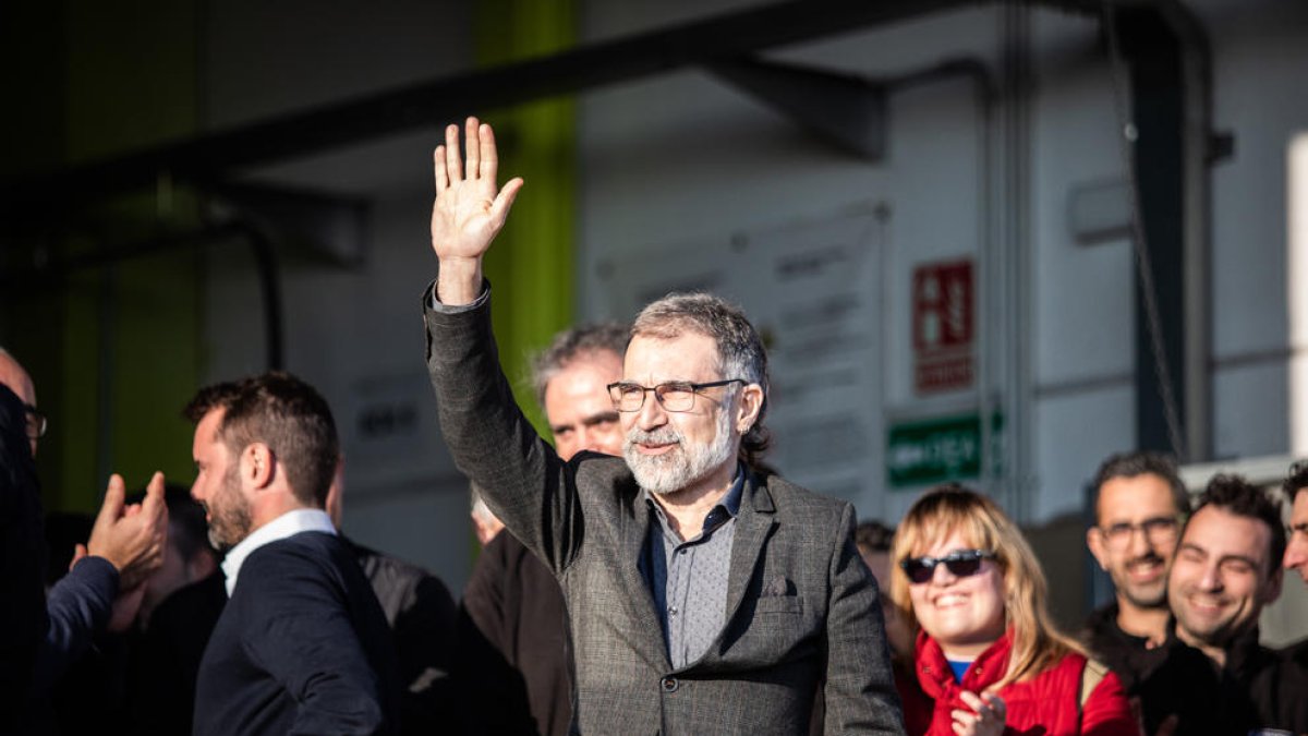 Jordi Cuixart al ser rebut pels treballadors de la seua empresa dijous quan va sortir de la presó.