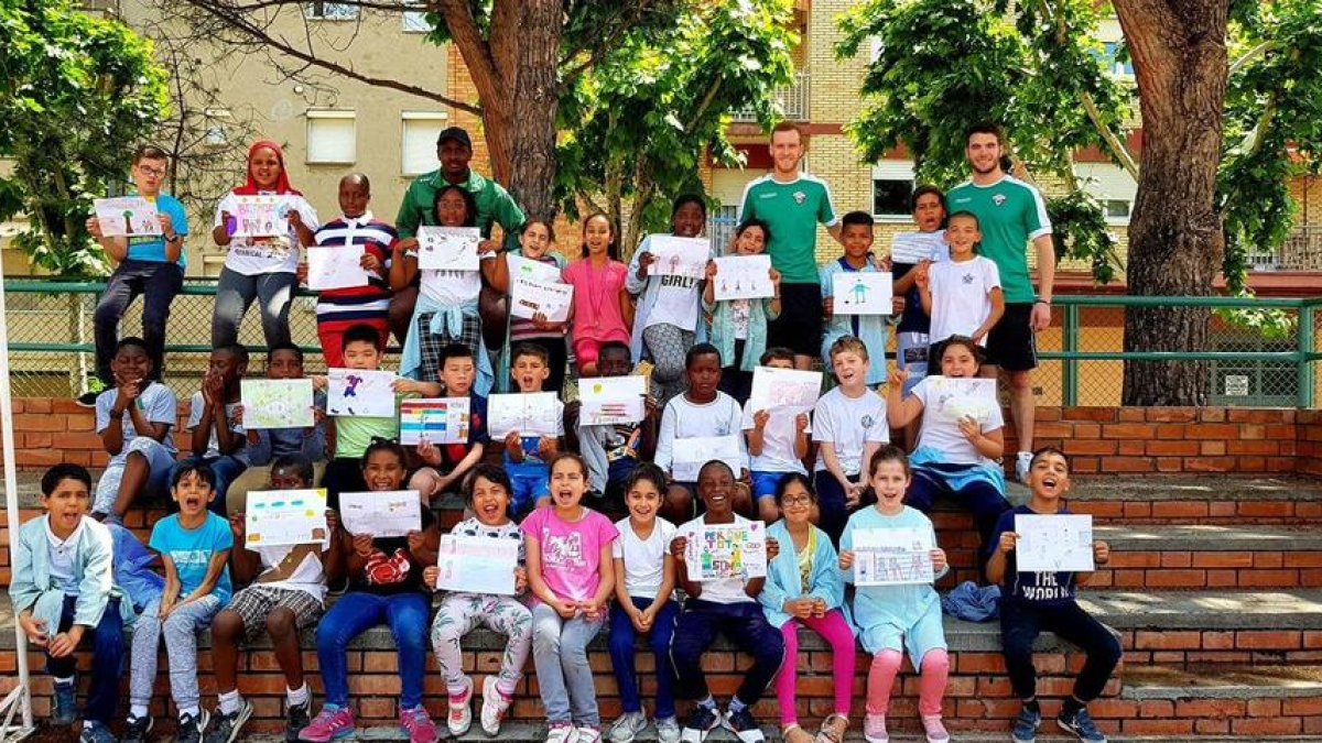 Nens d’un dels col·legis participants mostren els seus dibuixos.