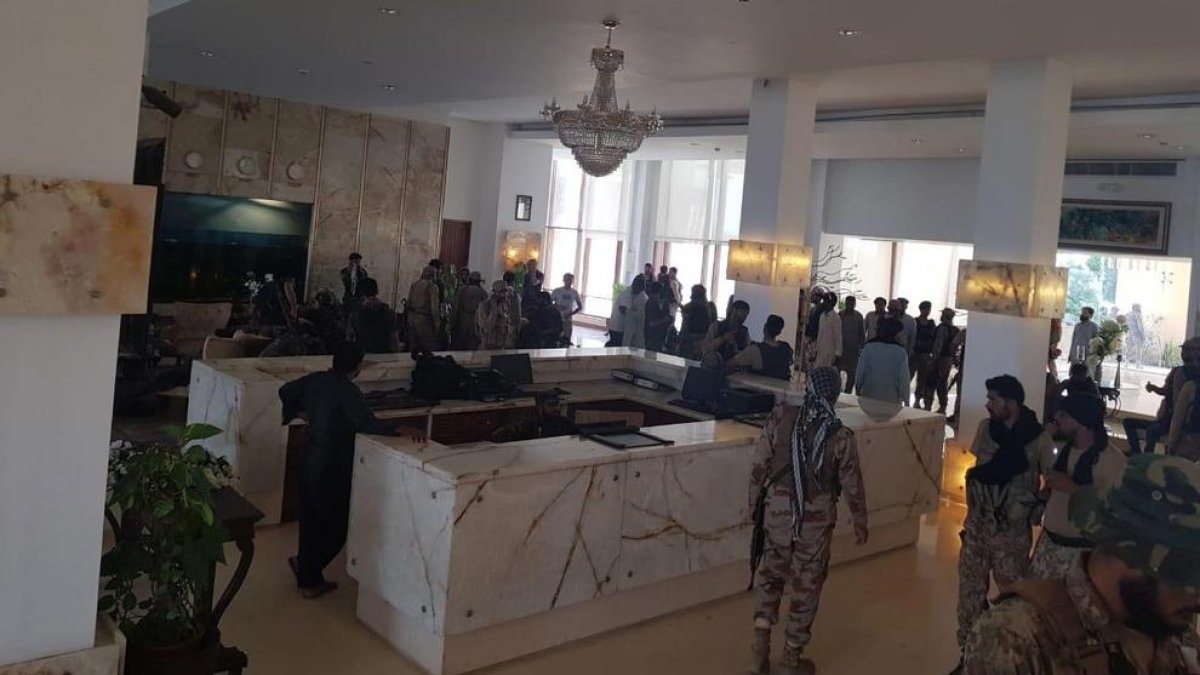 Militares en el interior del hotel asaltado, ayer.