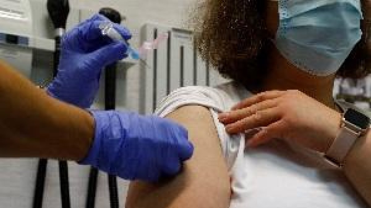 Sanidad informa de que la vacuna de la gripe es segura en personas con covid