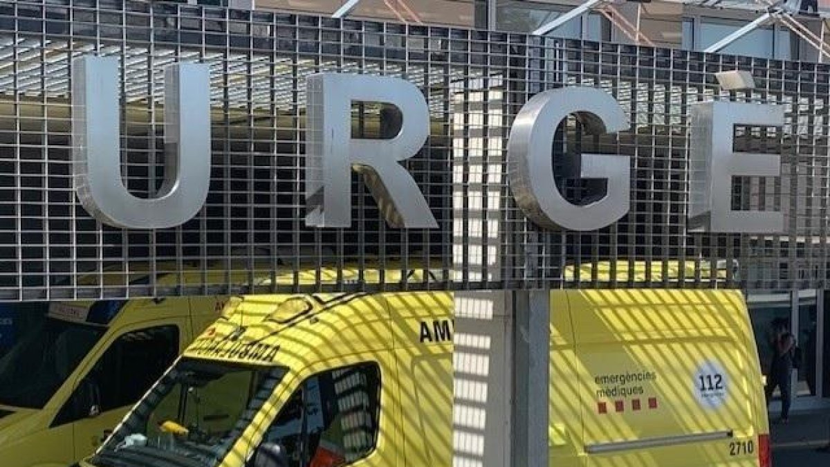Una ambulància a l'hospital Arnau de Vilanova.