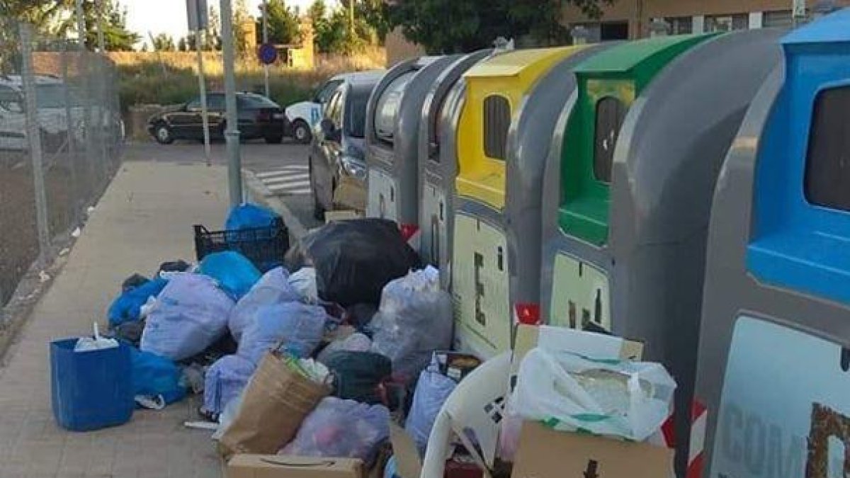 Bosses d’escombraries fora dels contenidors a Alcoletge.