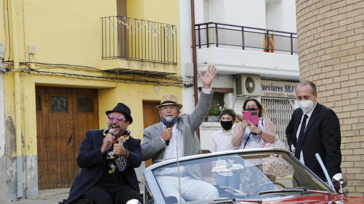 Los cómicos  Joan y Roger Pera ofrecieron ayer un espectáculo itinerante en Alcoletge. 