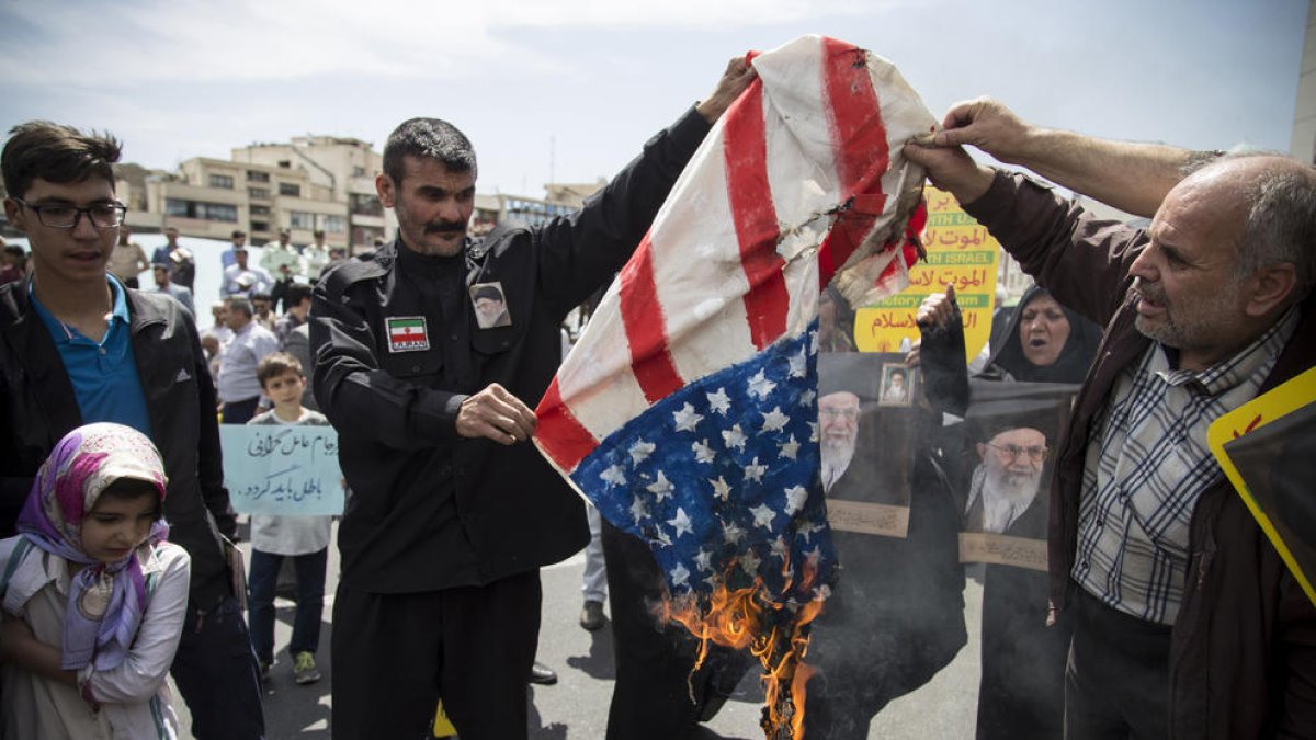Manifestants cremen una bandera nord-americana a Teheran, divendres passat.