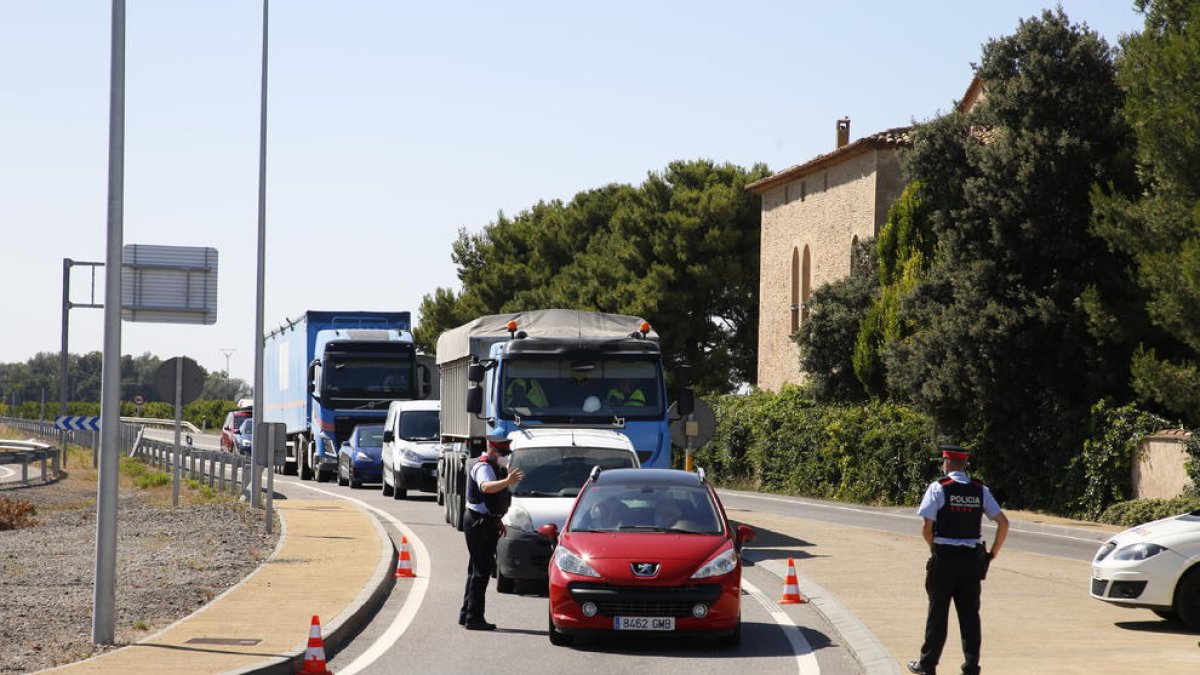 Un control de los Mossos d’Esquadra ayer en la carretera N-240 en el término municipal de Torregrossa. 
