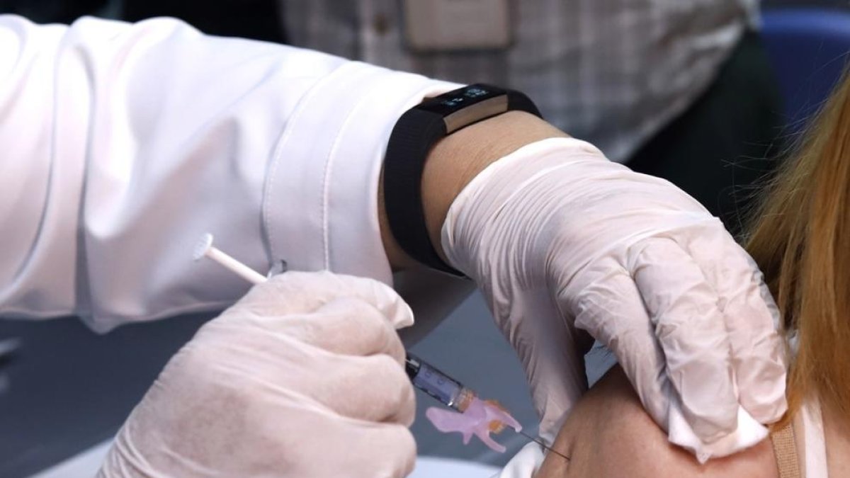 Una sanitària dels EUA pateix la mateixa reacció a la vacuna que dos britànics