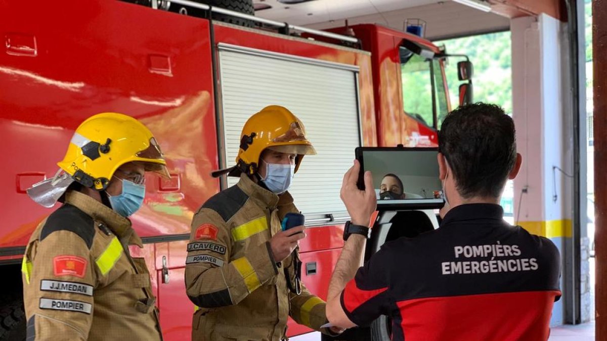 Sessió fotogràfica ahir del calendari amb els Pompièrs d’Aran.