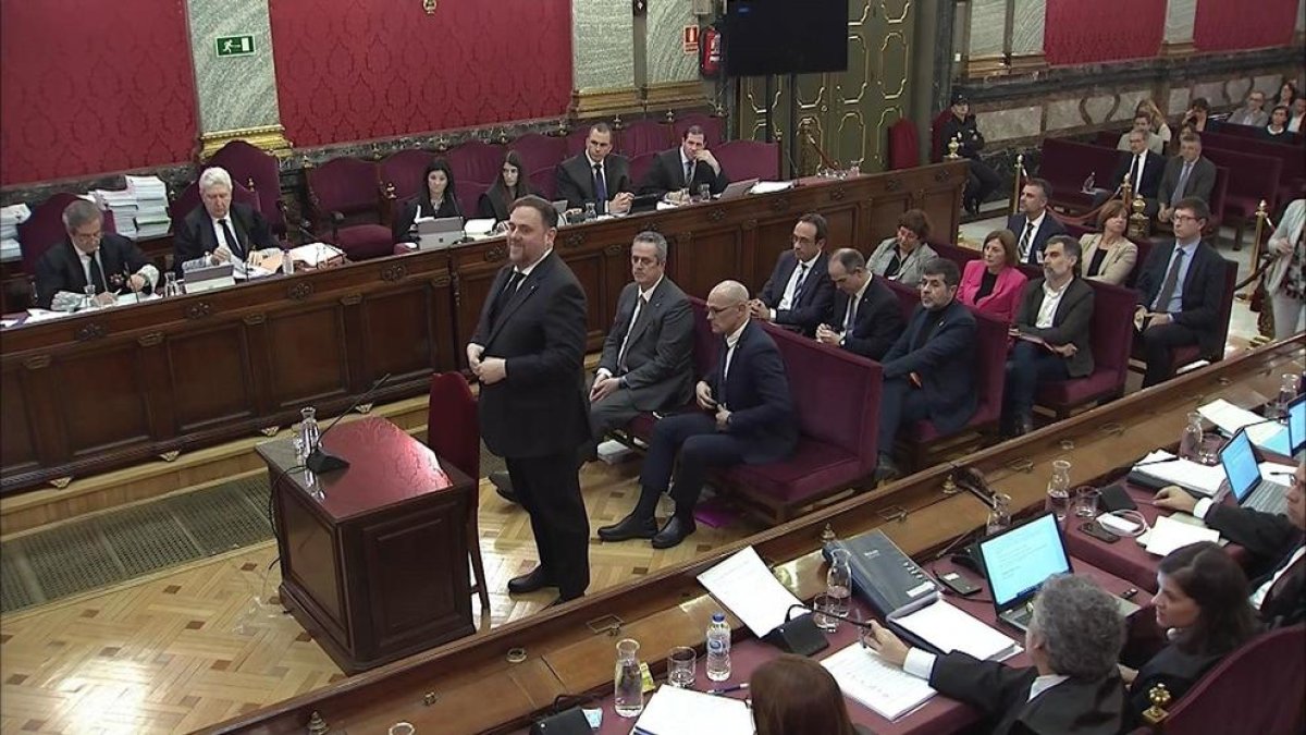 Junqueras poco antes de comenzar su declaración, sin responder a la acusación y en castellano.