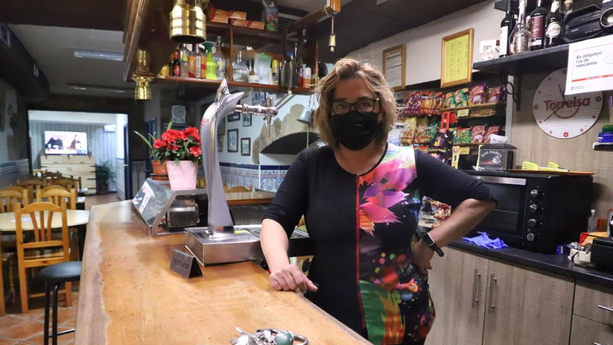 Marta Teixidó, ayer en su bar ya cerrado en La Granja d’Escarp, municipio sin casos activos. 