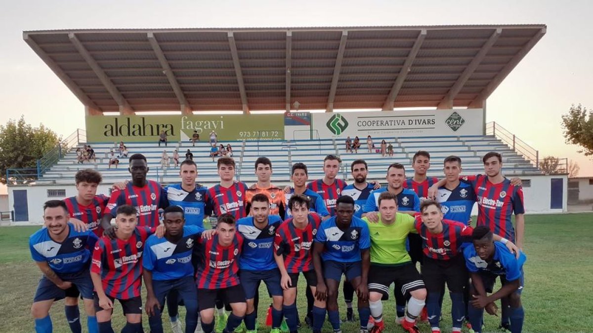 Los equipos del Ivars y Tàrrega posan antes del inicio del encuentro de pretemporada.