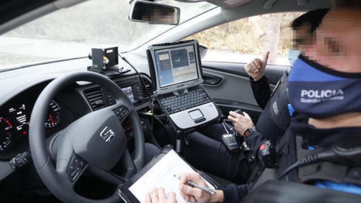 Dos agents dins del cotxe radar en un control.