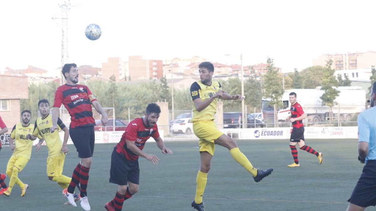 Jugadres del EFAC y del Balaguer disputan un balón aéreo, en una acción del partido de ayer.