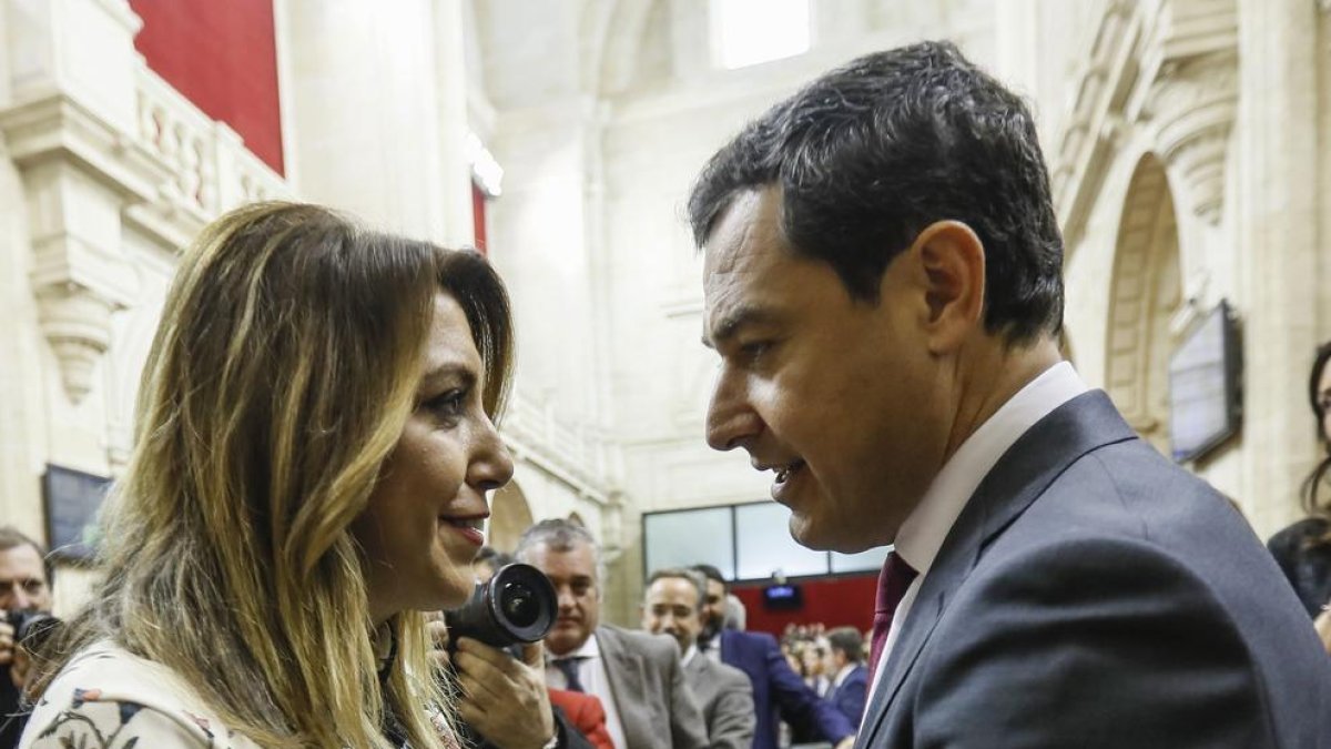 Susana Díaz felicita el seu successor al càrrec, Juanma Moreno.