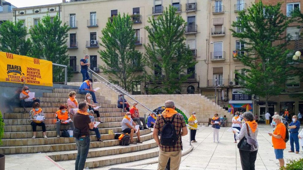 La Marea Pensionista homenajea a los mayores fallecidos  -  La Marea Pensionista volvió ayer a concentrarse en la plaza Sant Joan de Lleida tras 3 meses. Los asistentes recordaron que la mayoría de muertos por la Covid son jubilados, les homenaje ...