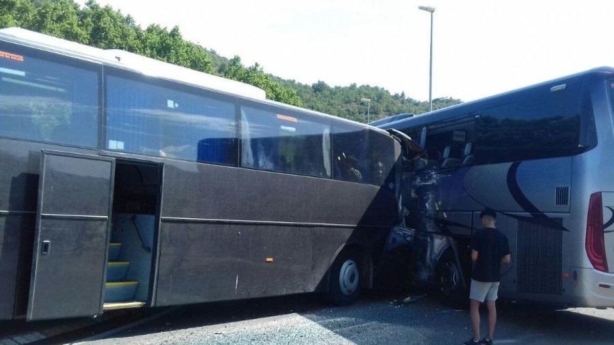 Catorce heridos en un accidente entre dos autocares en la C-14 en Ponts