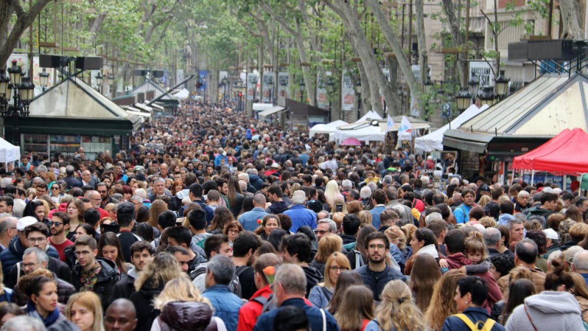 La Rambla, freqüentat eix central de Sant Jordi el 2019.