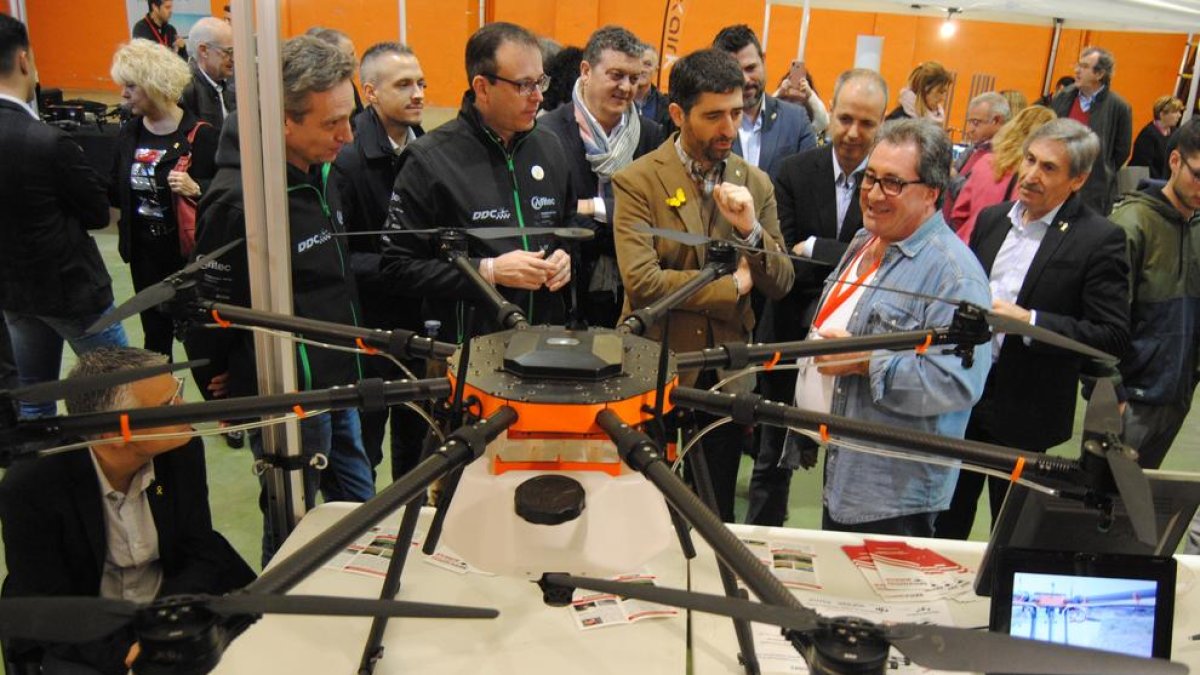 El conseller va visitar els diferents estands dedicats a drons per a aplicacions agrícoles.