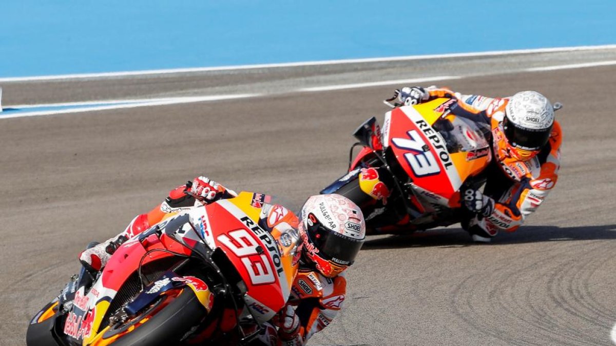 Marc Márquez, seguit del seu germà Àlex durant el primer entrenament lliure a Jerez.