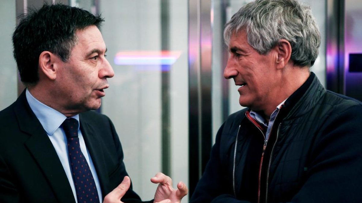 Josep Maria Bartomeu y Quique Setién conversan, en imagen de archivo.