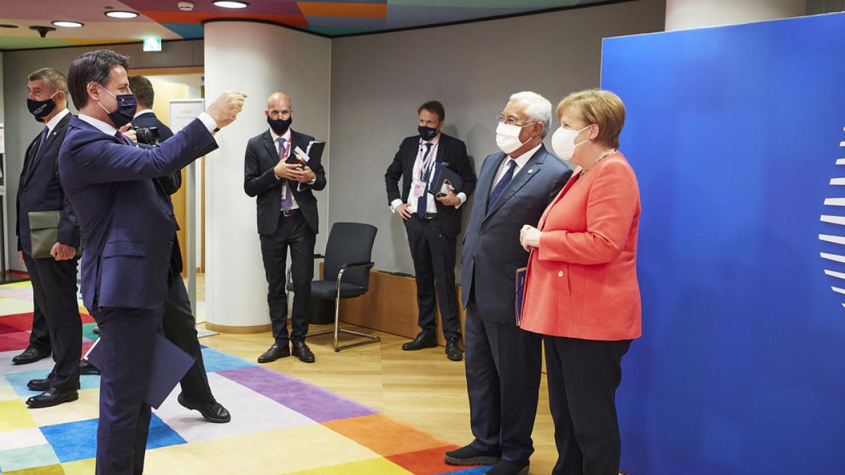 El primer ministre italià fa una fotografia dels seus homòlegs portuguès i alemanya.