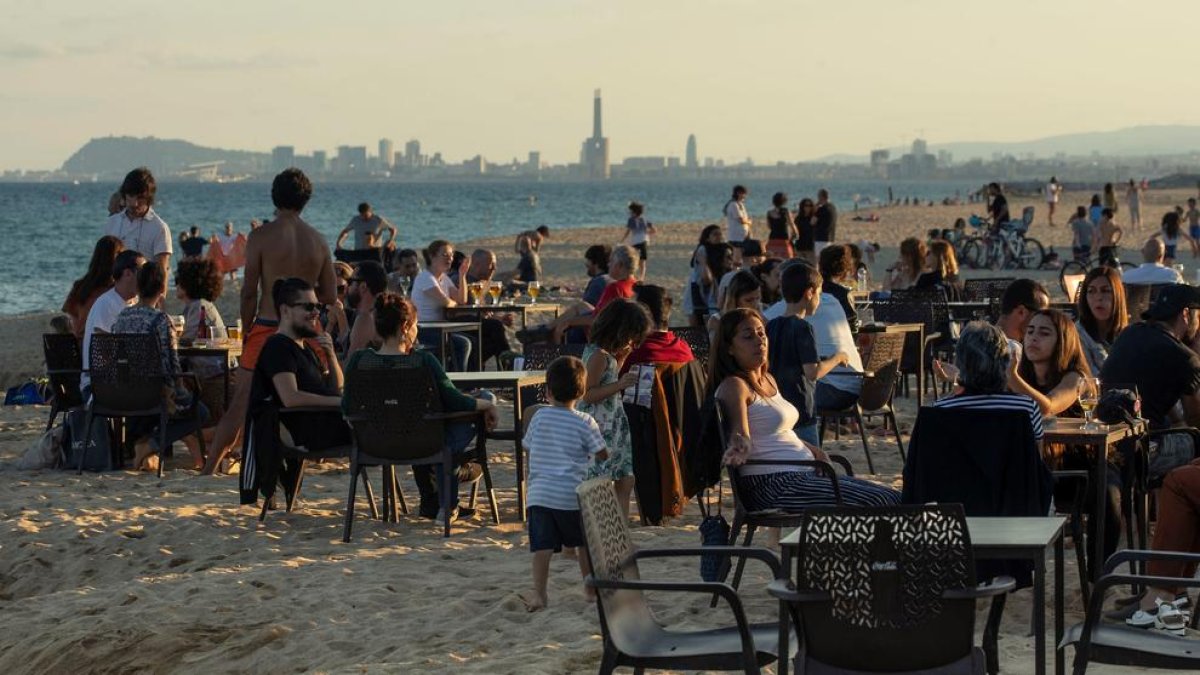 Les platges barcelonines i els xiringuitos van seguir ahir amb molt públic.