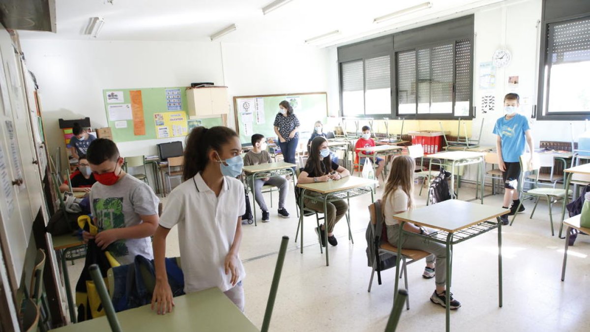 Escolars amb mascareta en una aula el mes de juny passat, durant la reobertura dels centres.