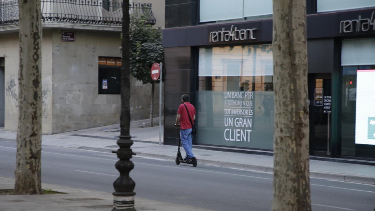 Imatge d’arxiu d’un patinet circulant per la calçada.